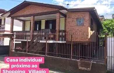 Imagem: A casa possui 4 Dormitórios, 1 Banheiro, 2 Vagas na garagem