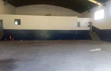 Imagem: O depósito possui 5 Vagas na garagem, 512m² de Área e está