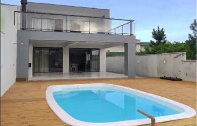 Imagem: A casa possui 3 Dormitórios, 2 Vagas na garagem e está localizado