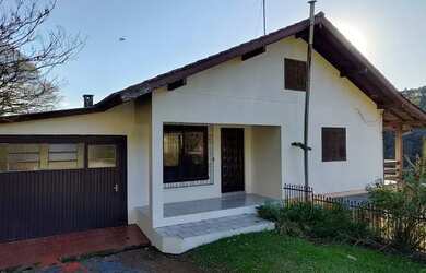 Imagem: A casa possui 3 Dormitórios, 2 Banheiros, 2 Vagas na garagem