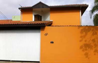 Imagem: A casa possui 4 Dormitórios, 3 Banheiros, 3 Vagas na garagem