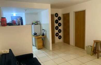 Imagem: O apartamento possui 2 Dormitórios, 1 Banheiro, 1 Vaga na garagem