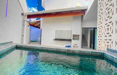 Imagem: A casa possui 3 Dormitórios, 4 Banheiros, 2 Vagas na garagem