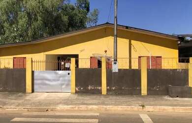 Imagem: A casa possui 3 Dormitórios, 2 Banheiros, 2 Vagas na garagem