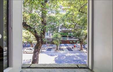 Imagem: A casa possui 3 Dormitórios, 2 Banheiros, 1 Vaga na garagem