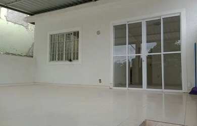 Imagem: A casa possui 2 Dormitórios, 1 Banheiro e está localizado