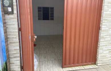 Imagem: A casa possui 3 Dormitórios, 1 Banheiro, 1 Vaga na garagem