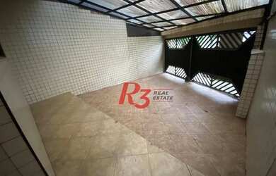 Imagem: A casa possui 3 Dormitórios, 4 Banheiros, 2 Vagas na garagem