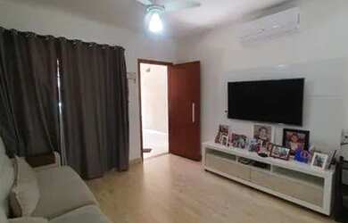 Imagem: A casa possui 2 Dormitórios, 2 Banheiros, 2 Vagas na garagem