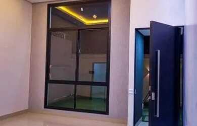 Imagem: A casa possui 4 Dormitórios, 3 Banheiros, 3 Vagas na garagem