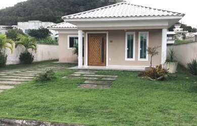 Imagem: A casa possui 3 Dormitórios, 2 Banheiros, 2 Vagas na garagem