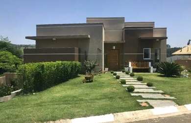 Imagem: A casa em condomínio possui 4 Dormitórios, 5 Banheiros, 465m²