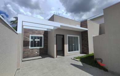 Imagem: A casa possui 3 Dormitórios, 2 Banheiros, 2 Vagas na garagem