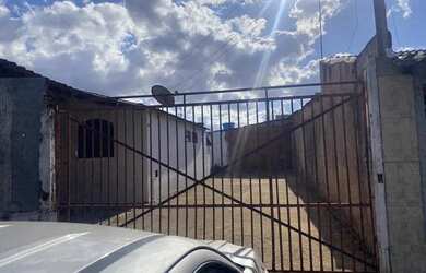 Imagem: A casa e possui 3 Dormitórios, Suítes, 1 Banheiro, 1 Vaga