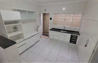 Imagem: A casa possui 2 Dormitórios, 2 Banheiros, 2 Vagas na garagem