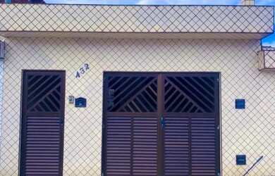 Imagem: A casa possui 3 Dormitórios, 2 Banheiros, 2 Vagas na garagem