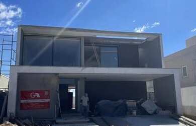 Imagem: A casa em condomínio possui 4 Dormitórios, 5 Banheiros, 4