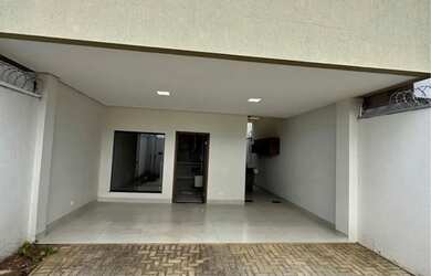 Imagem: A casa possui 3 Dormitórios, 2 Banheiros e 2 Vagas na garagem