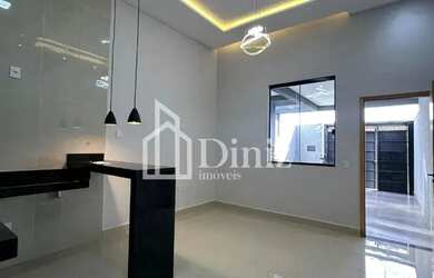 Imagem: A casa possui 3 Dormitórios, 2 Banheiros, 2 Vagas na garagem