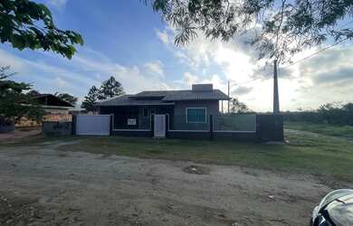 Imagem: A casa possui 3 Dormitórios, 2 Banheiros, 1 Vaga na garagem