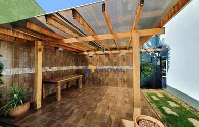 Imagem: A casa possui 3 Dormitórios, 4 Banheiros, 175m² de Área e