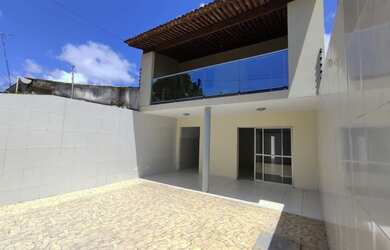 Imagem: A casa possui 3 Dormitórios, 3 Banheiros, 2 Vagas na garagem