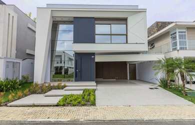 Imagem: A casa em condomínio possui 4 Dormitórios, 3 Banheiros, 4