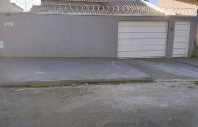 Imagem: A casa possui 3 Dormitórios, 2 Banheiros, 3 Vagas na garagem