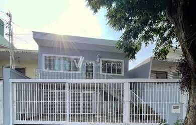 Imagem: A casa possui 4 Dormitórios, 5 Banheiros, 5 Vagas na garagem