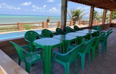 Imagem: A casa possui 4 Dormitórios, Acomodam 10 pessoas, 4 Vagas na