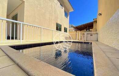 Imagem: A casa possui 4 Dormitórios, 3 Banheiros, 3 Vagas na garagem