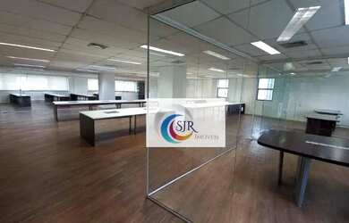 Imagem: O depósito para alugar possui 5 Vagas na garagem e 385m² de