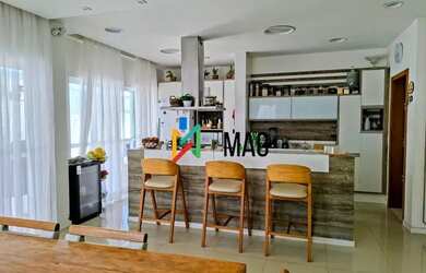 Imagem: A casa em condomínio possui 4 Dormitórios, 5 Banheiros, 4