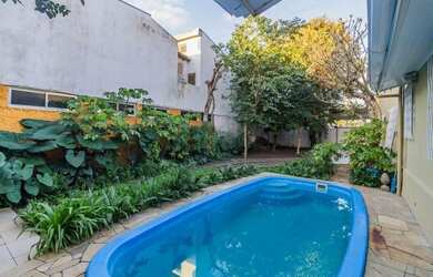 Imagem: A casa possui 3 Dormitórios, 2 Banheiros, 2 Vagas na garagem