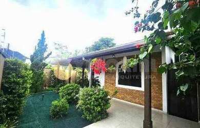 Imagem: A casa possui 4 Dormitórios, 3 Banheiros, 4 Vagas na garagem