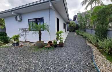 Imagem: A casa possui 3 Dormitórios, 3 Banheiros, 3 Vagas na garagem