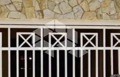 Imagem: A casa possui 3 Dormitórios, 2 Banheiros, 2 Vagas na garagem