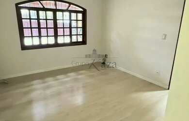 Imagem: A casa possui 2 Dormitórios, 2 Banheiros, 2 Vagas na garagem