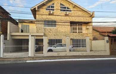 Imagem: A casa possui 4 Dormitórios, 4 Banheiros, 3 Vagas na garagem