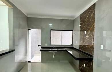 Imagem: A casa possui 3 Dormitórios e 2 Banheiros e está localizado