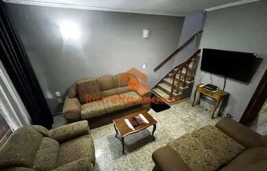 Imagem: A casa possui 3 Dormitórios, 3 Banheiros, 2 Vagas na garagem