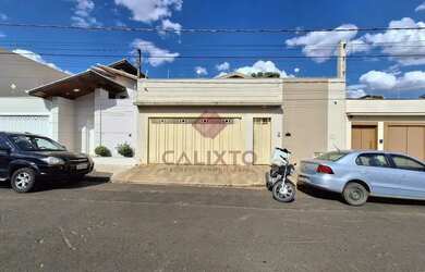 Imagem: A casa possui 3 Dormitórios, 2 Banheiros, 4 Vagas na garagem