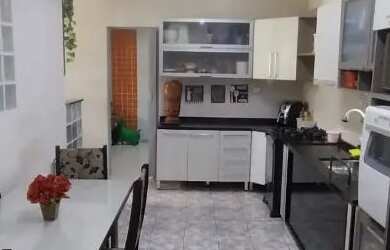 Imagem: A casa possui 3 Dormitórios, 2 Banheiros, 2 Vagas na garagem