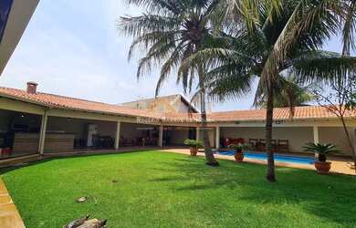 Imagem: A casa possui 3 Dormitórios, 3 Banheiros, 4 Vagas na garagem