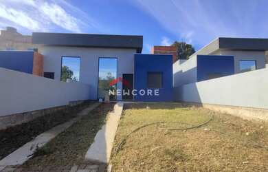 Imagem: A casa possui 3 Dormitórios, 2 Banheiros, 1 Vaga na garagem