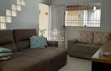 Imagem: A casa possui 3 Dormitórios, 2 Banheiros, 3 Vagas na garagem