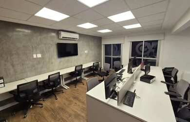 Imagem: O depósito possui 3 Vagas na garagem e 160m² de Área e está