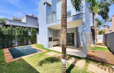 Imagem: A casa em condomínio possui 4 Dormitórios, 5 Banheiros, 4