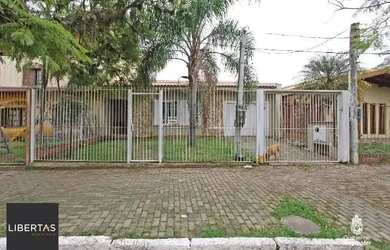 Imagem: A casa possui 3 Dormitórios, 1 Banheiro, 2 Vagas na garagem