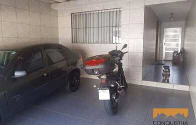 Imagem: A casa possui 3 Dormitórios, 2 Banheiros, 2 Vagas na garagem